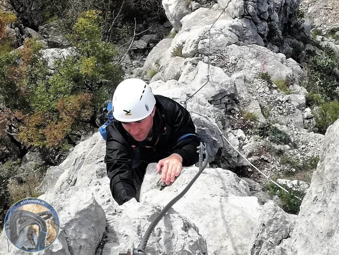 Kretanje_via_ferratom-gurtne_prebačene_preko_ruke